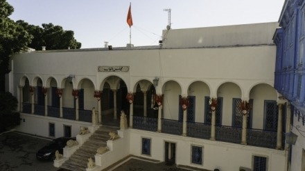 https://commons.wikimedia.org/wiki/File:Fa%C3%A7ade_parlement_Tunisie.jpg
